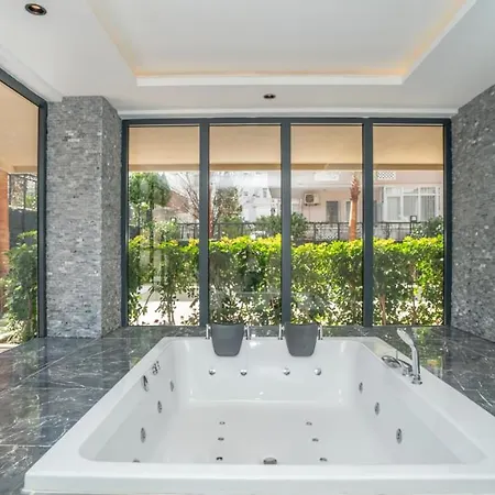 Square Light Residence, With Pool In The Location Of Apartamento
