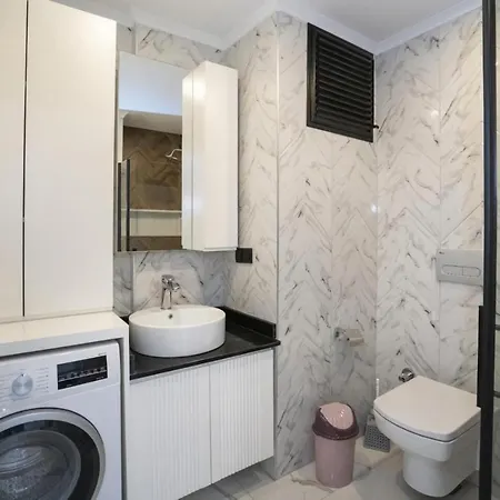 Square Light Residence, With Pool In The Location Of *