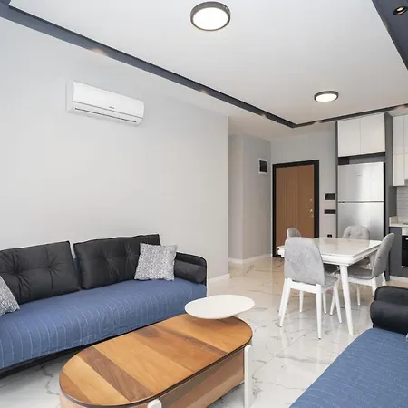 Square Light Residence, With Pool In The Location Of *
