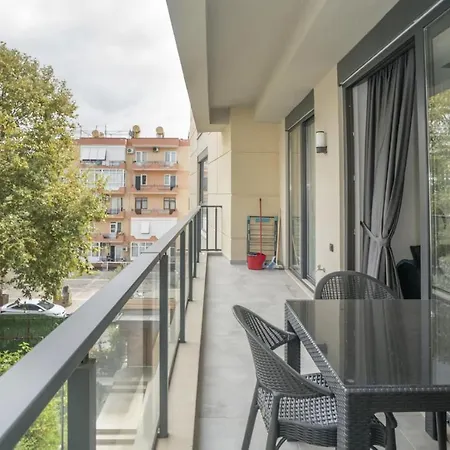 Square Light Residence, With Pool In The Location Of *